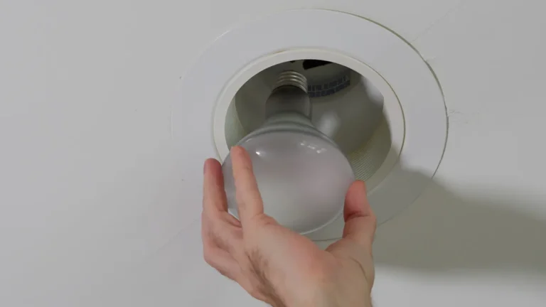 floor lamp bulb will not screw in