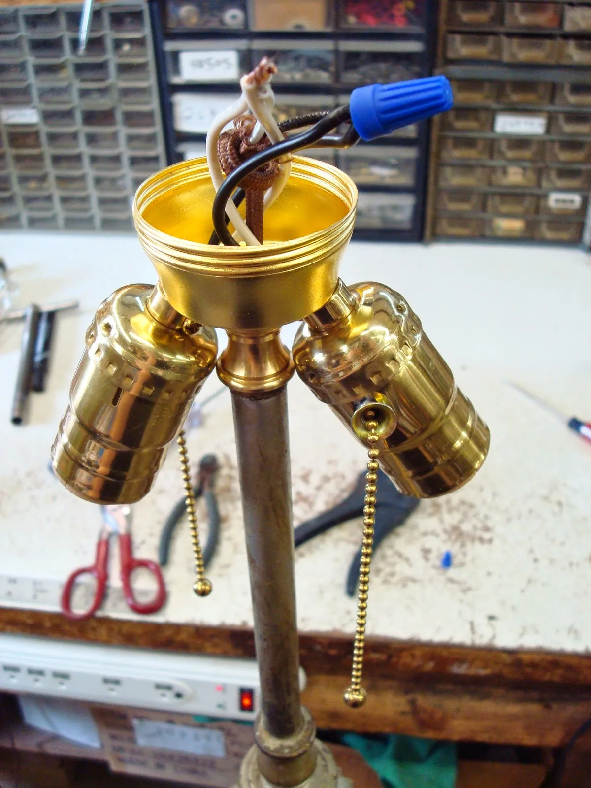 floor lamp socket mounting screw tightening